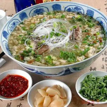 西安羊肉泡馍：千年古都的碳水狂欢