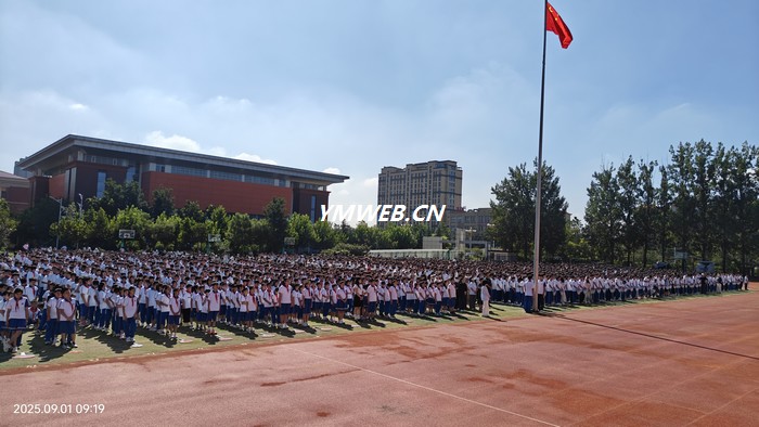 临沂青河学校举行  “纪念中国人民抗日战争暨世界反法西斯战争胜利80周年”主题升旗仪式