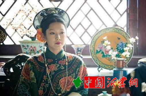 成妃宫女出身得皇帝宠幸，生下皇子却迟迟不被封妃