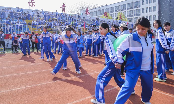 “趣享运动 味你喝彩”：临沂高都中学师生趣味运动会